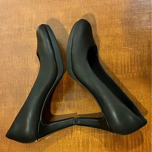 Clarks Ultimate Comfort heels/ pumps. Cushioned insole, arch support. Black. 9 - Picture 10 of 15
